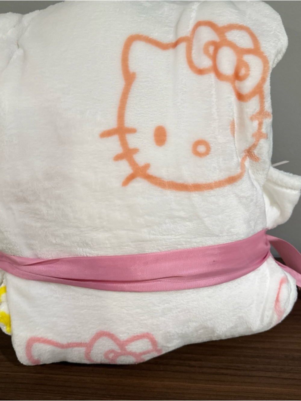 Hello Kitty White and Pink Hooded Plush Blanket - Picture 5 of 8